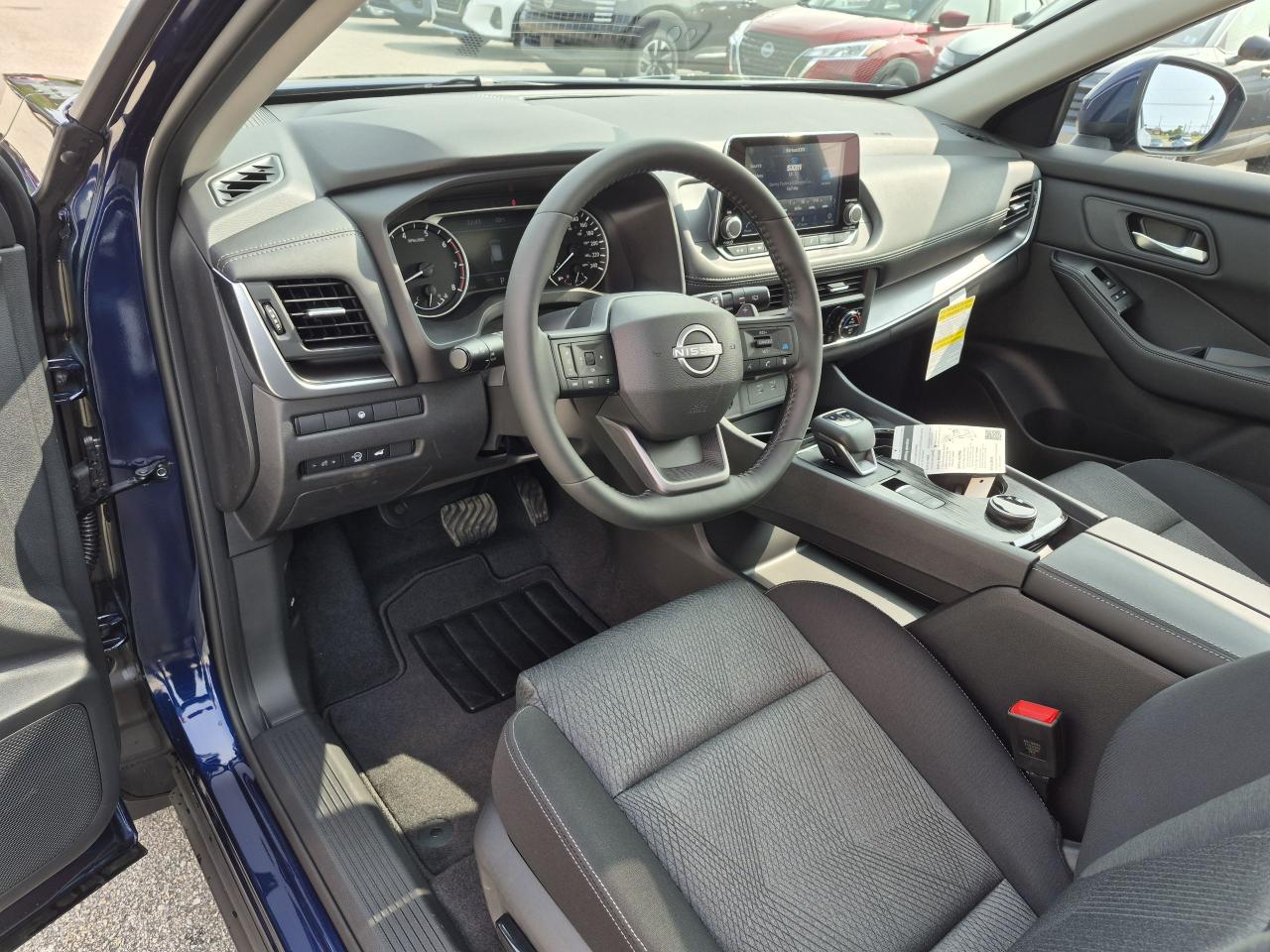 2025 Nissan Rogue SV MOONROOF Photo6