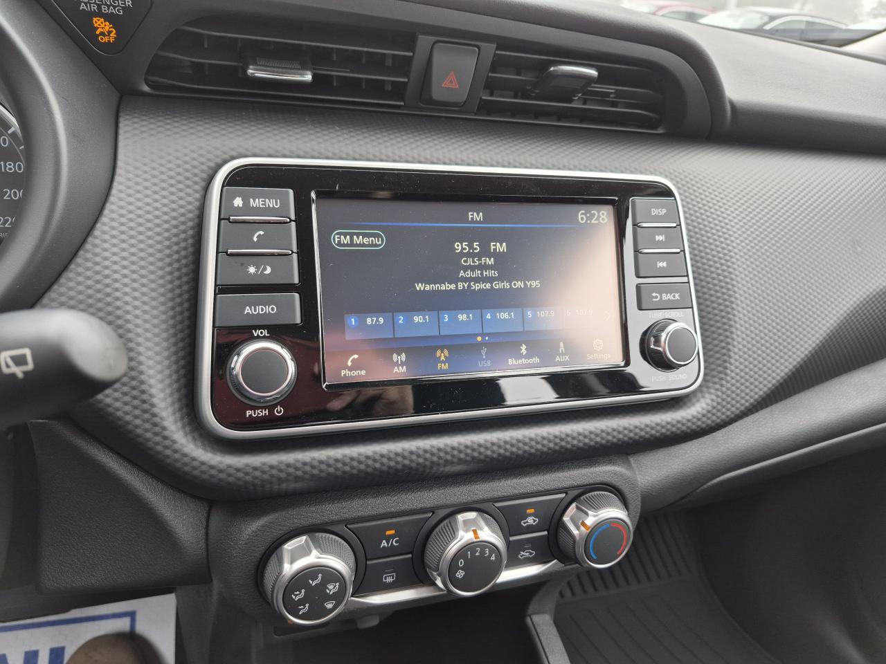 2025 Nissan Kicks Play S FWD Photo9
