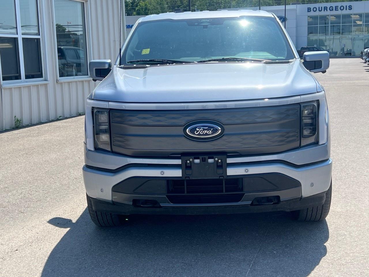 2022 Ford F-150 Lightning Lariat 4WD SuperCrew 5.5' Box Photo2