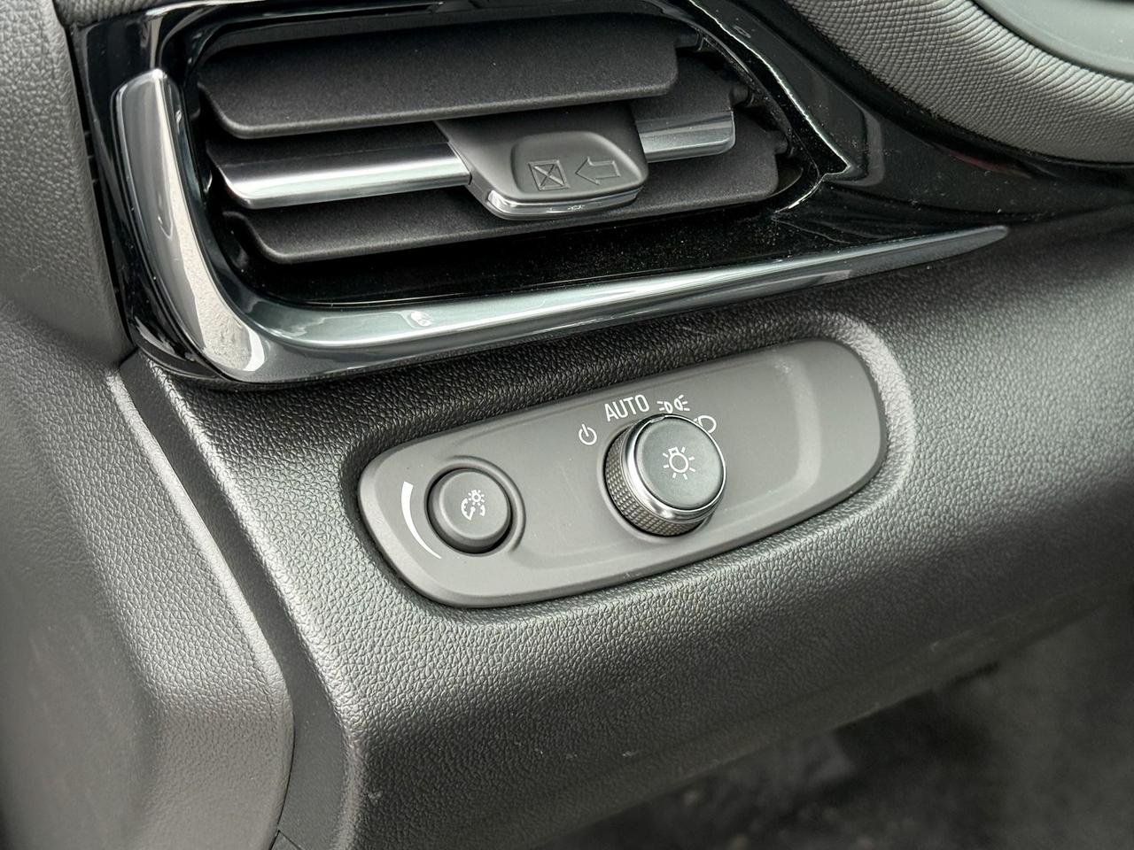 2025 Buick Envista Sport Touring 1.2L 3CYL WITH REMOTE START/ENTRY, HEATED SEATS, HEATED STEERING WHEEL, POWER LIFTGATE, ANDROID AUTO AND APPLE CARPLAY Photo