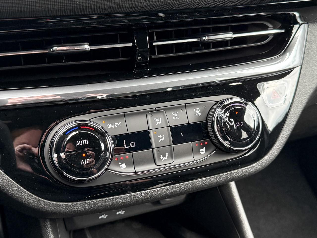 2025 Buick Envista Sport Touring 1.2L 3CYL WITH REMOTE START/ENTRY, HEATED SEATS, HEATED STEERING WHEEL, POWER LIFTGATE, ANDROID AUTO AND APPLE CARPLAY Photo