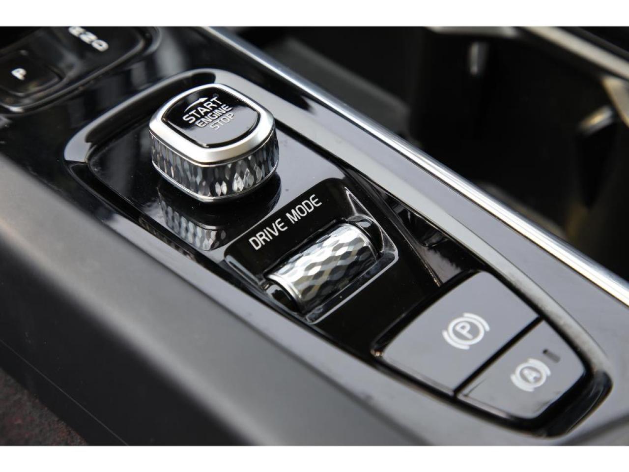 2020 Volvo XC60 T8 Inscription AWD | Turbocharged| 455 HP! Photo