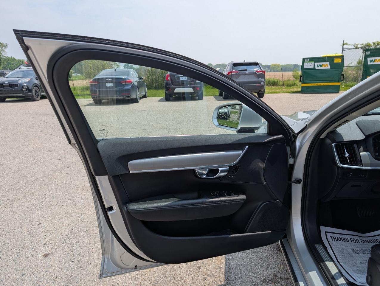2017 Volvo S90 T6 Momentum Photo