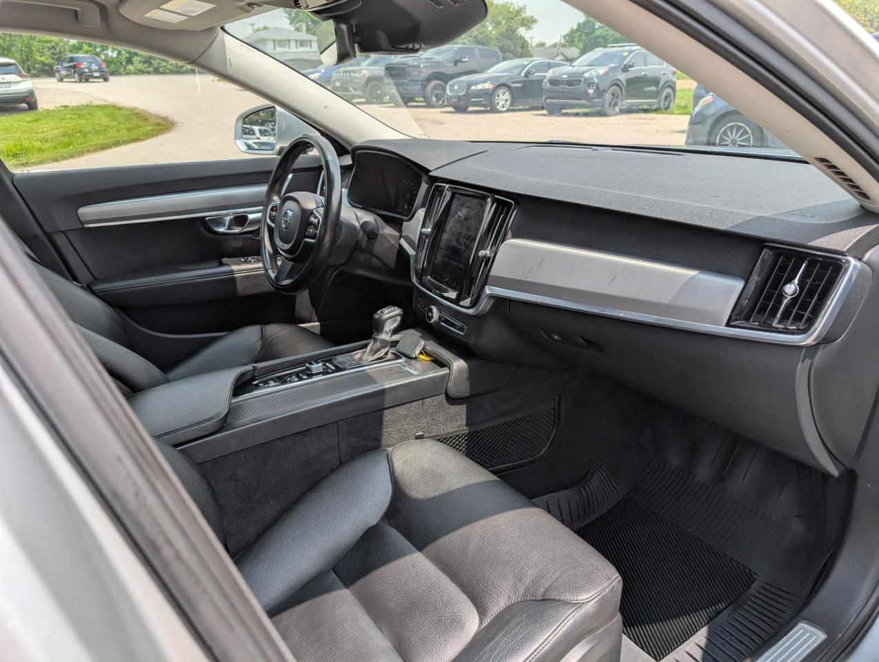 2017 Volvo S90 T6 Momentum Photo