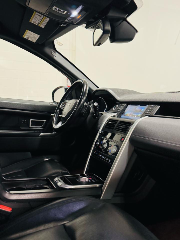 2016 Land Rover Discovery Sport HSE - Photo #24