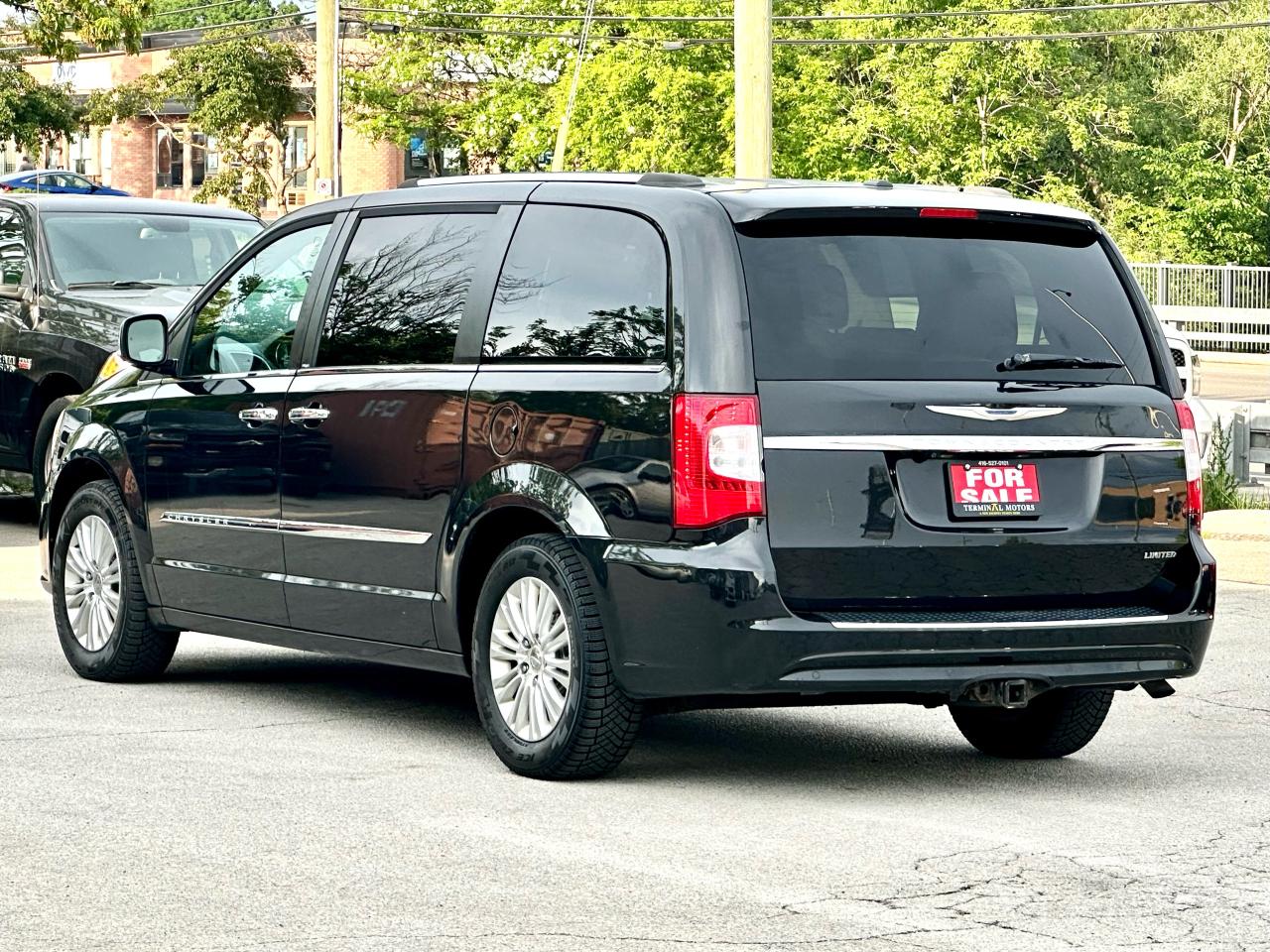 2014 Chrysler Town & Country Limited - Photo #4