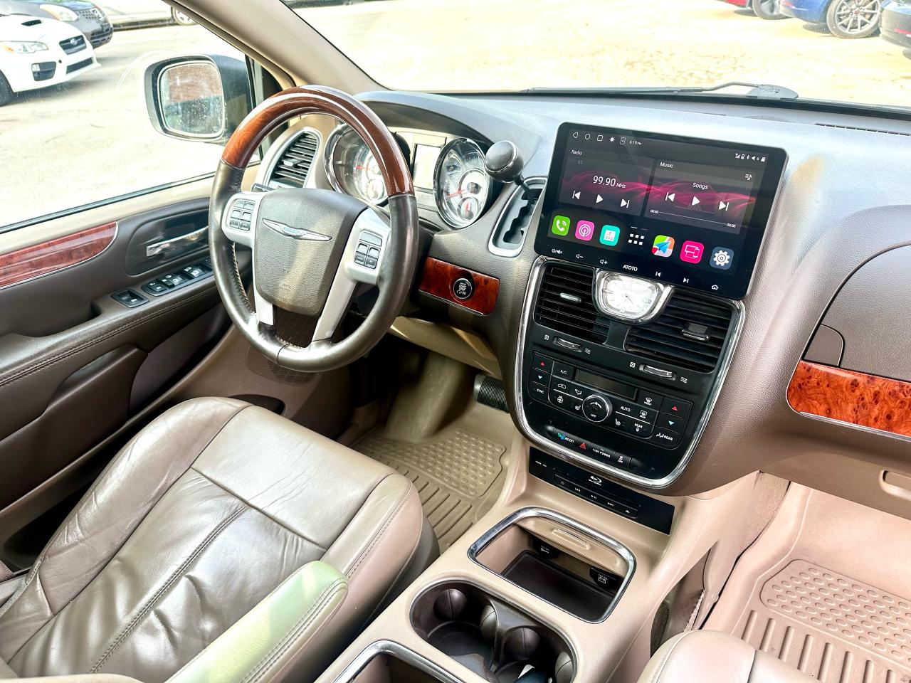2014 Chrysler Town & Country Limited - Photo #11
