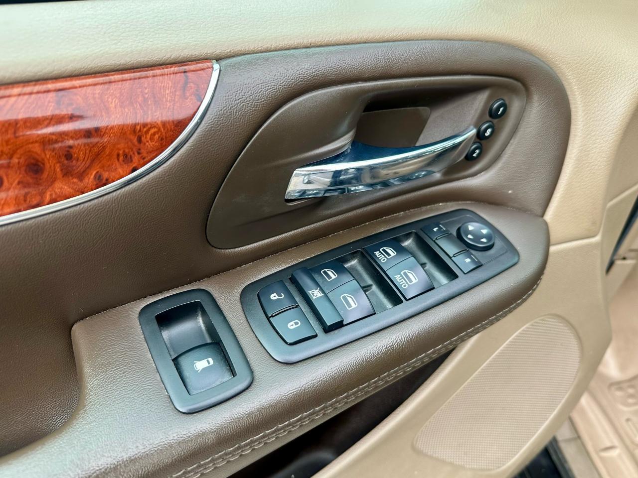 2014 Chrysler Town & Country Limited - Photo #14