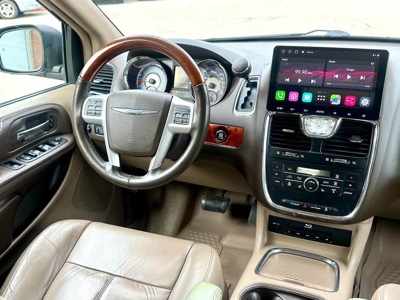 2014 Chrysler Town & Country Limited - Photo #24