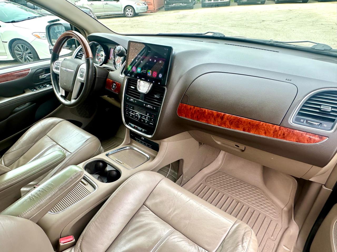 2014 Chrysler Town & Country Limited - Photo #22