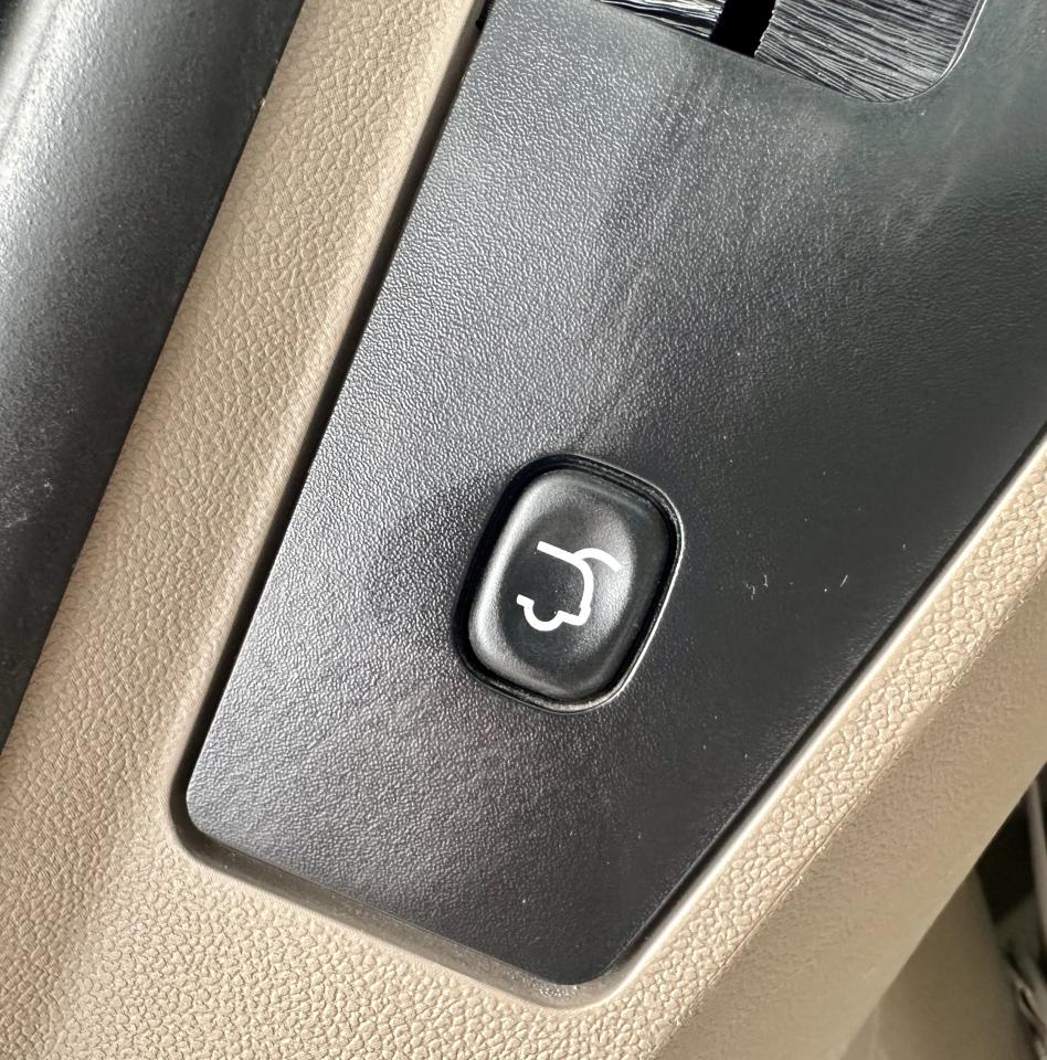 2014 Chrysler Town & Country Limited - Photo #21