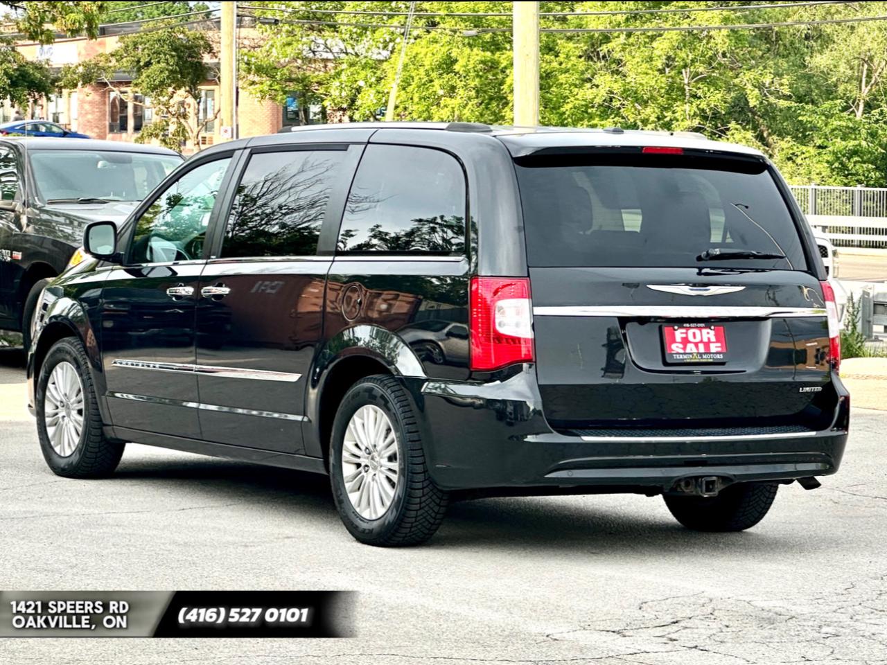 2014 Chrysler Town & Country Limited - Photo #4