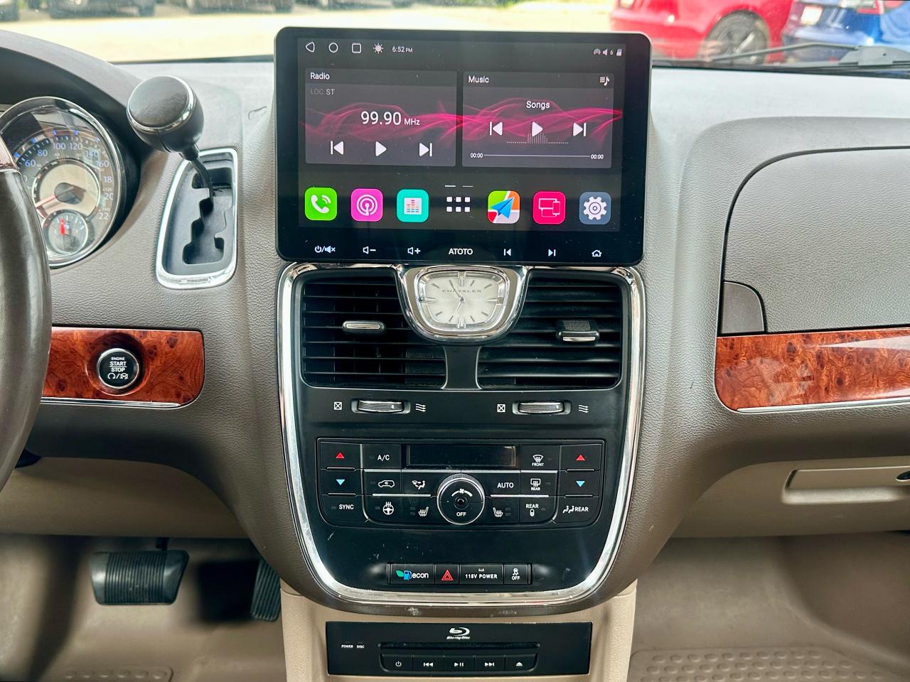 2014 Chrysler Town & Country Limited - Photo #15