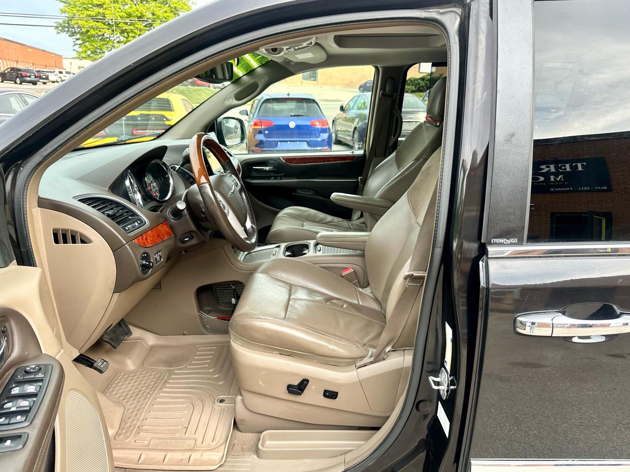 2014 Chrysler Town & Country Limited - Photo #9