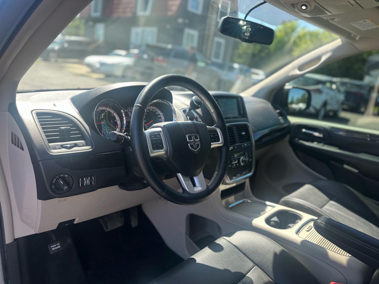 2017 Dodge Grand Caravan Crew Plus Photo10