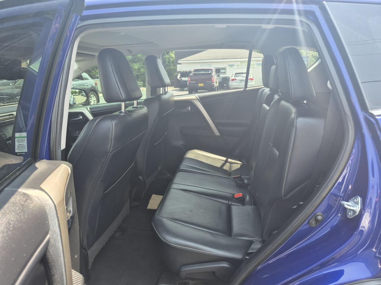2015 Toyota RAV4 AWD LIMITED Photo38
