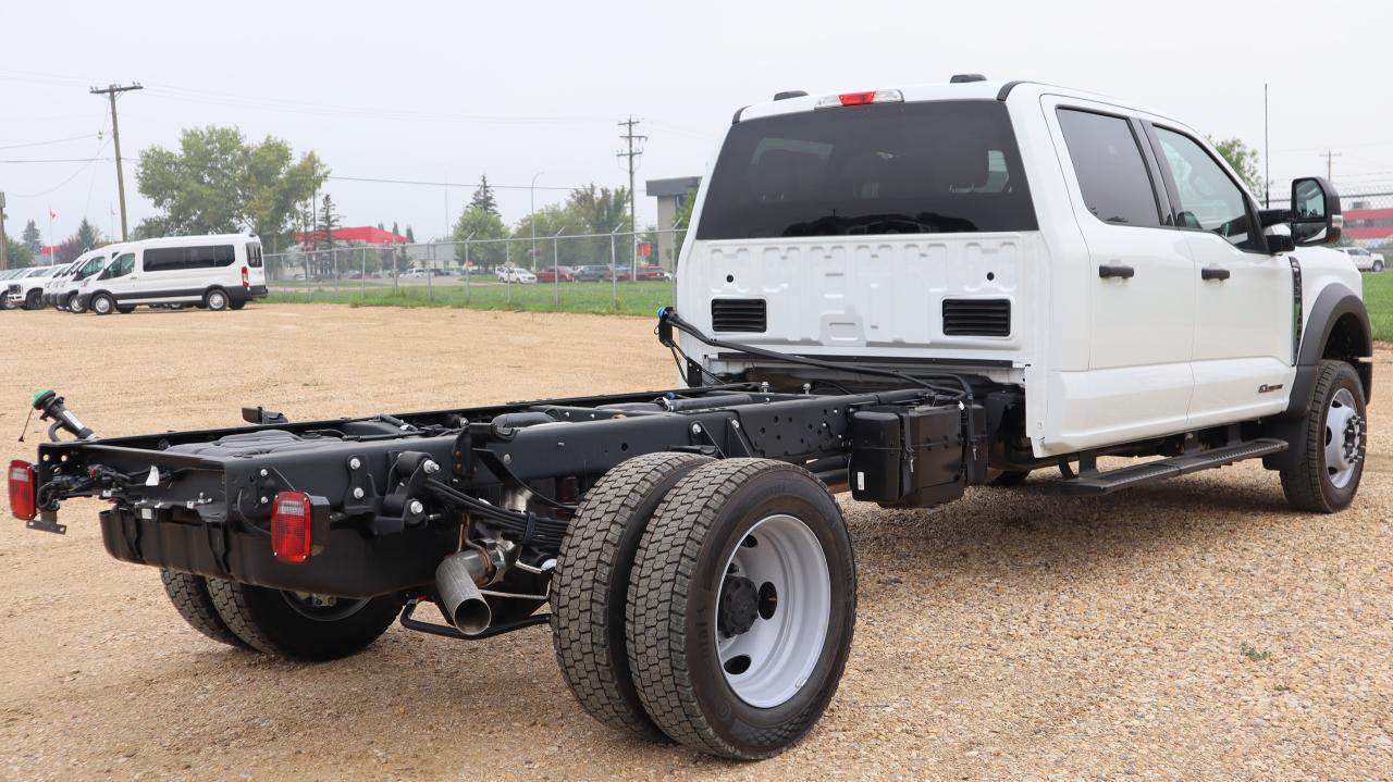2025 Ford F-550 4X4 CHASSIS CAB DRW/ Photo4