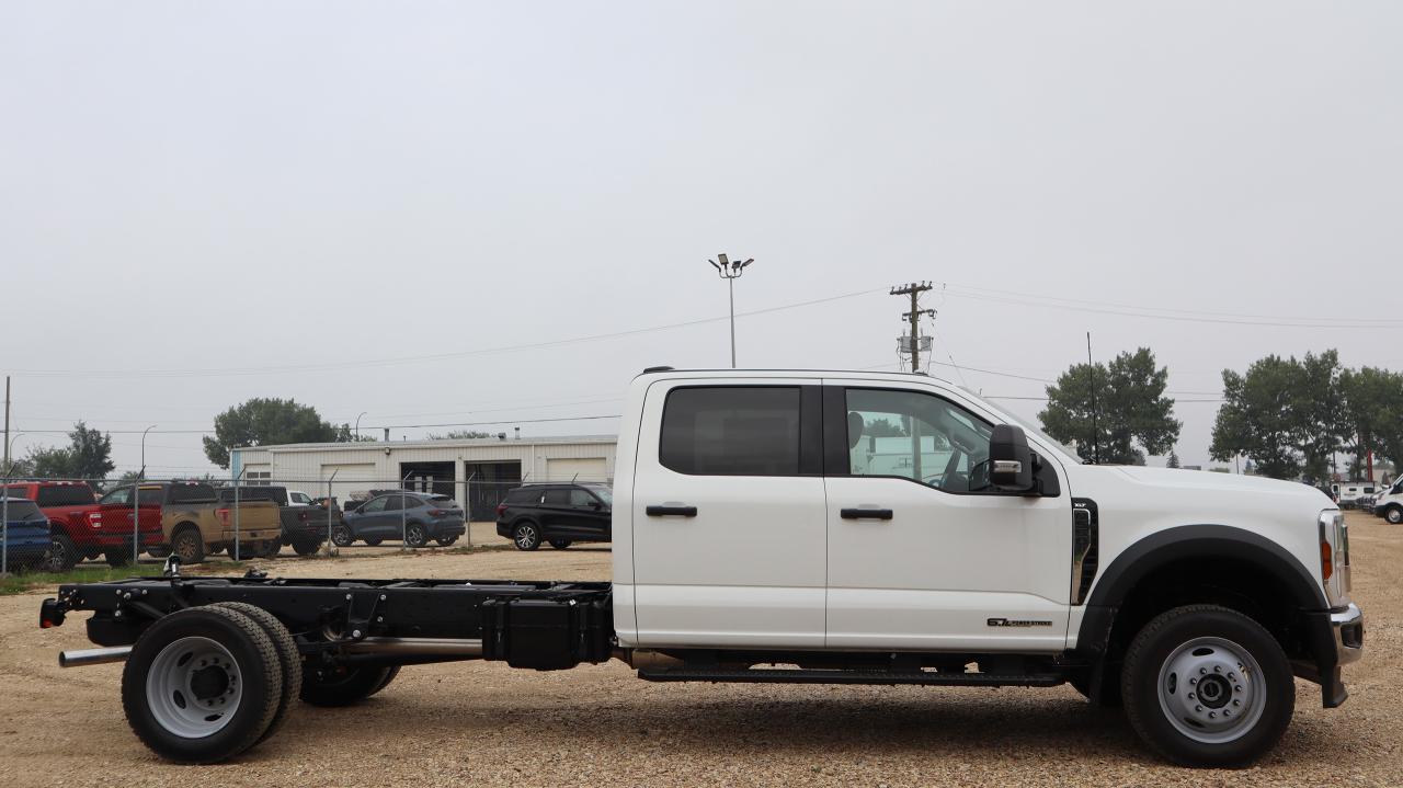2025 Ford F-550 4X4 CHASSIS CAB DRW/ Photo
