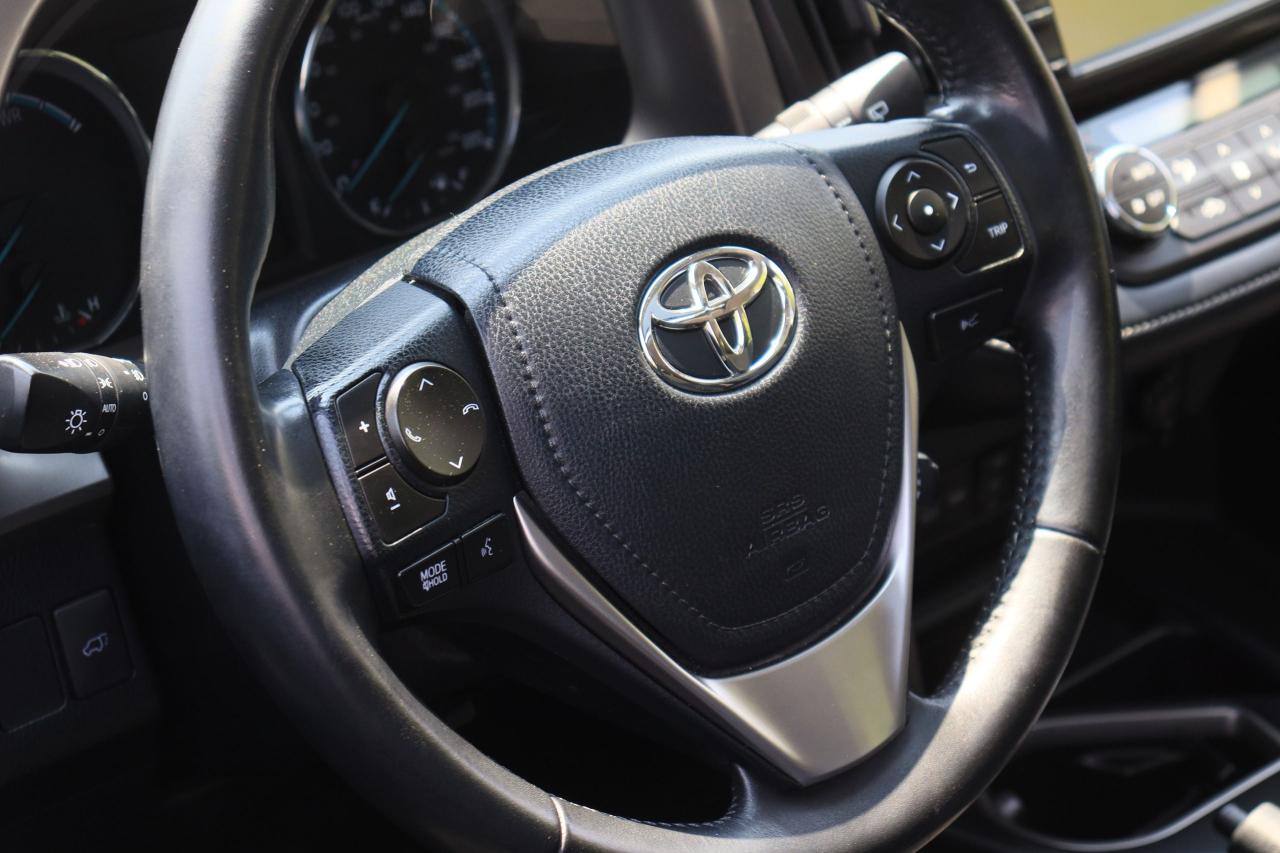 2017 Toyota RAV4 Hybrid | XLE | AWD | Sunroof | Cam | BSM | Tinted Photo17