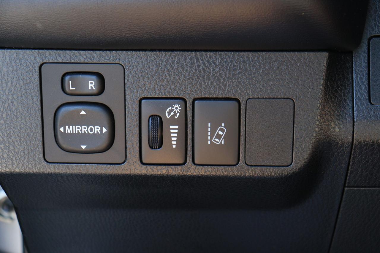 2017 Toyota RAV4 Hybrid | XLE | AWD | Sunroof | Cam | BSM | Tinted Photo21