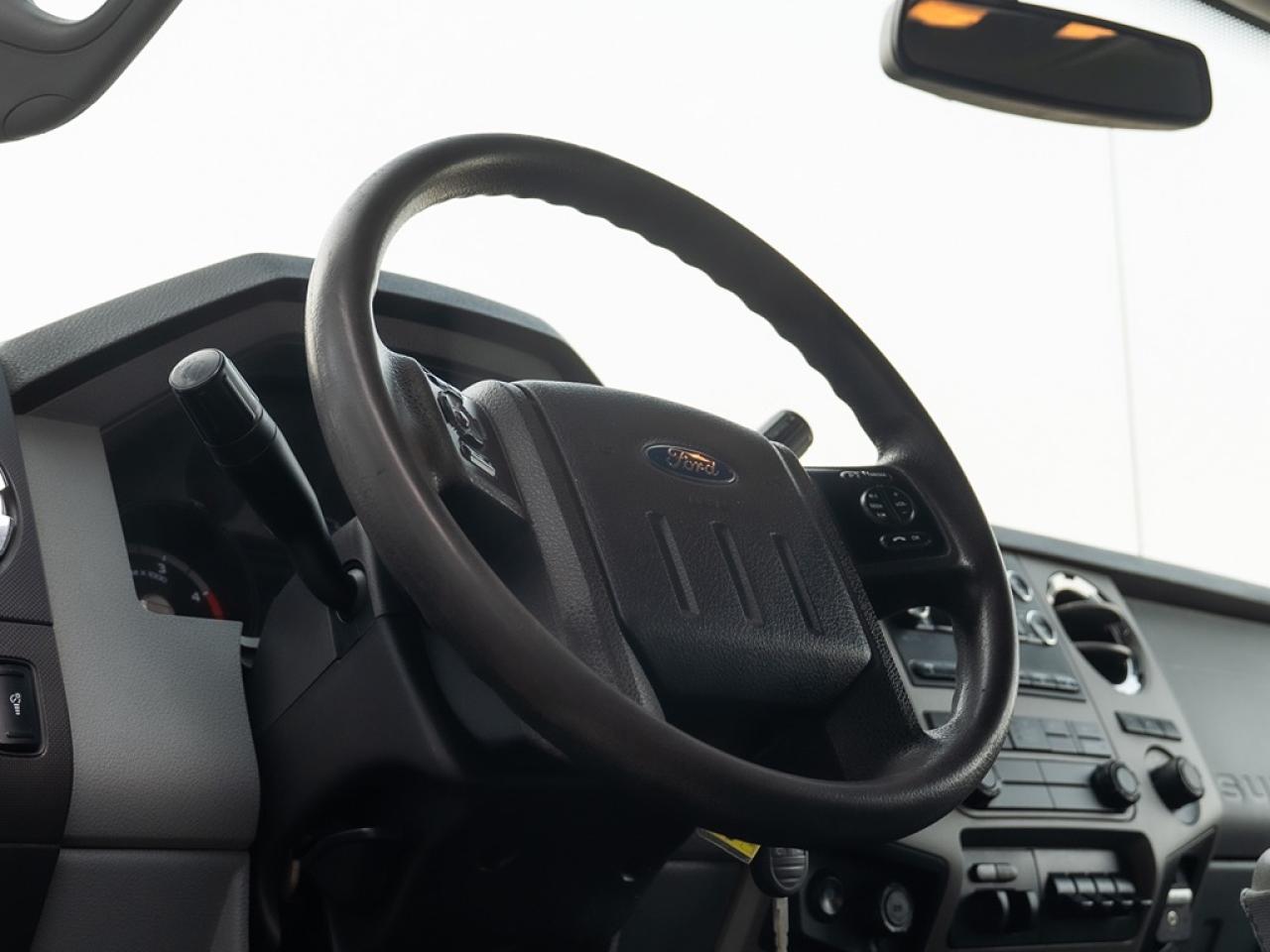2015 Ford F-250 4WD CREW CAB Photo13