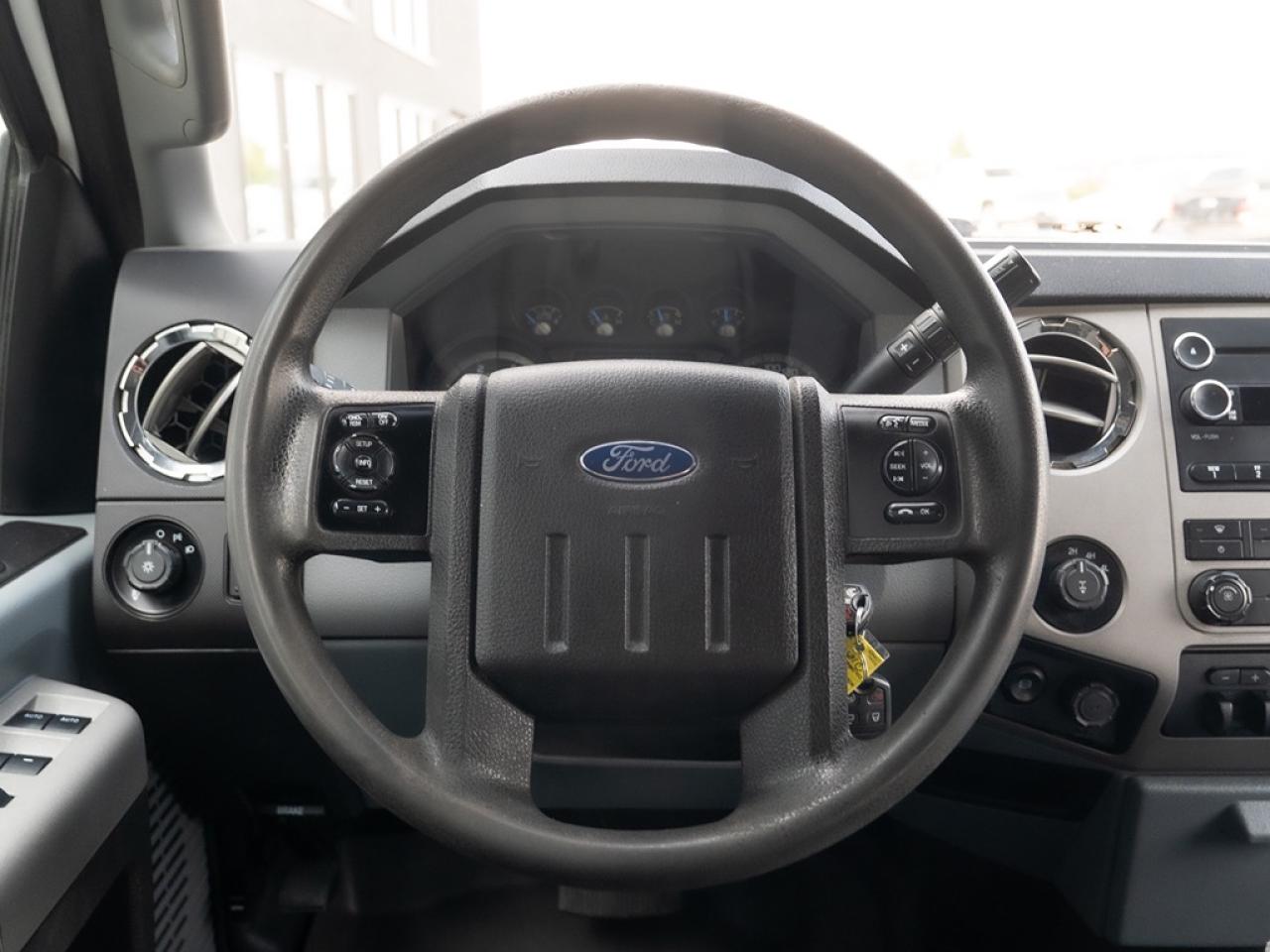 2015 Ford F-250 4WD CREW CAB Photo8
