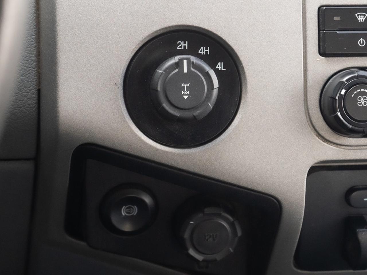 2015 Ford F-250 4WD CREW CAB Photo16