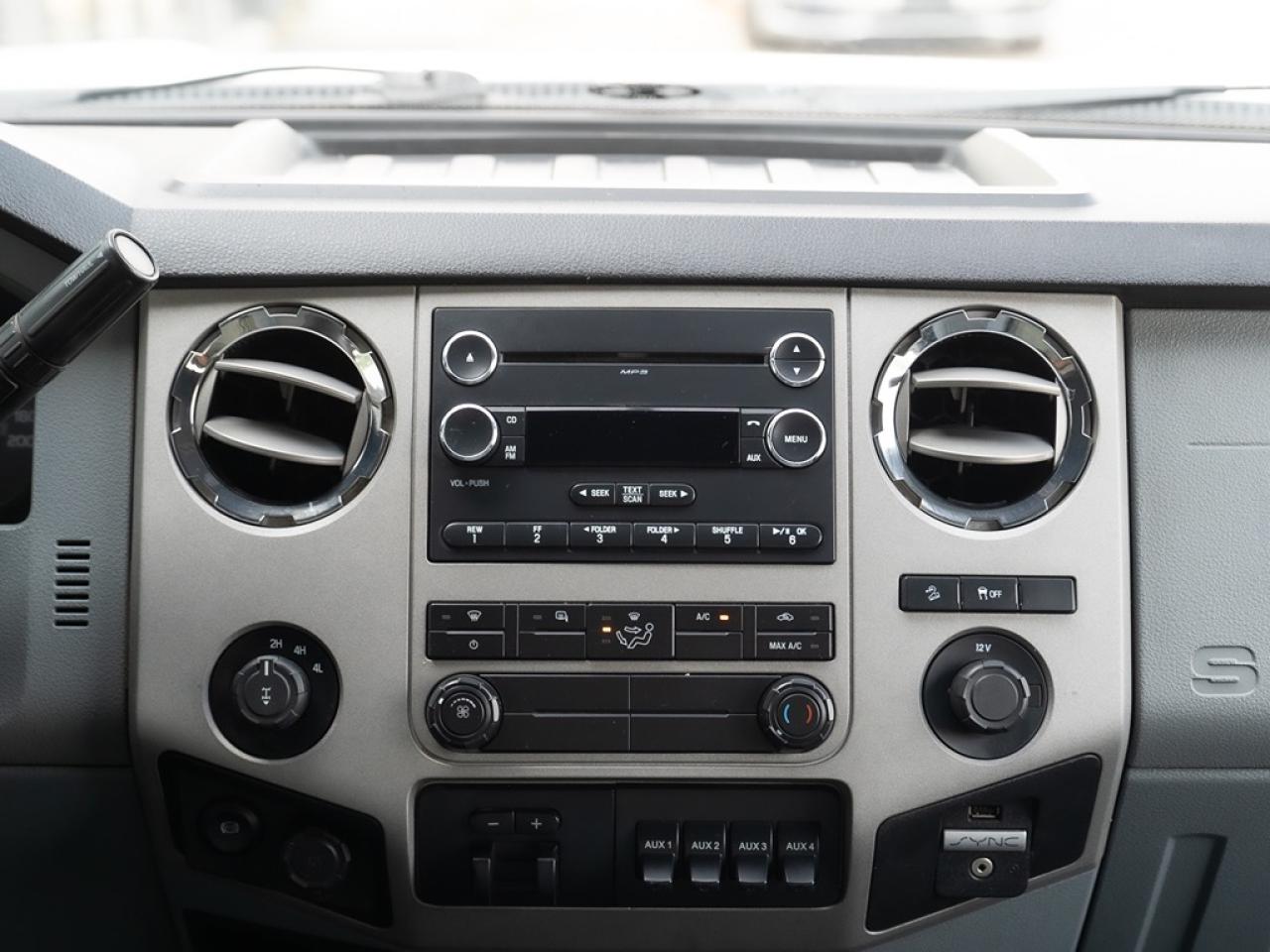 2015 Ford F-250 4WD CREW CAB Photo9