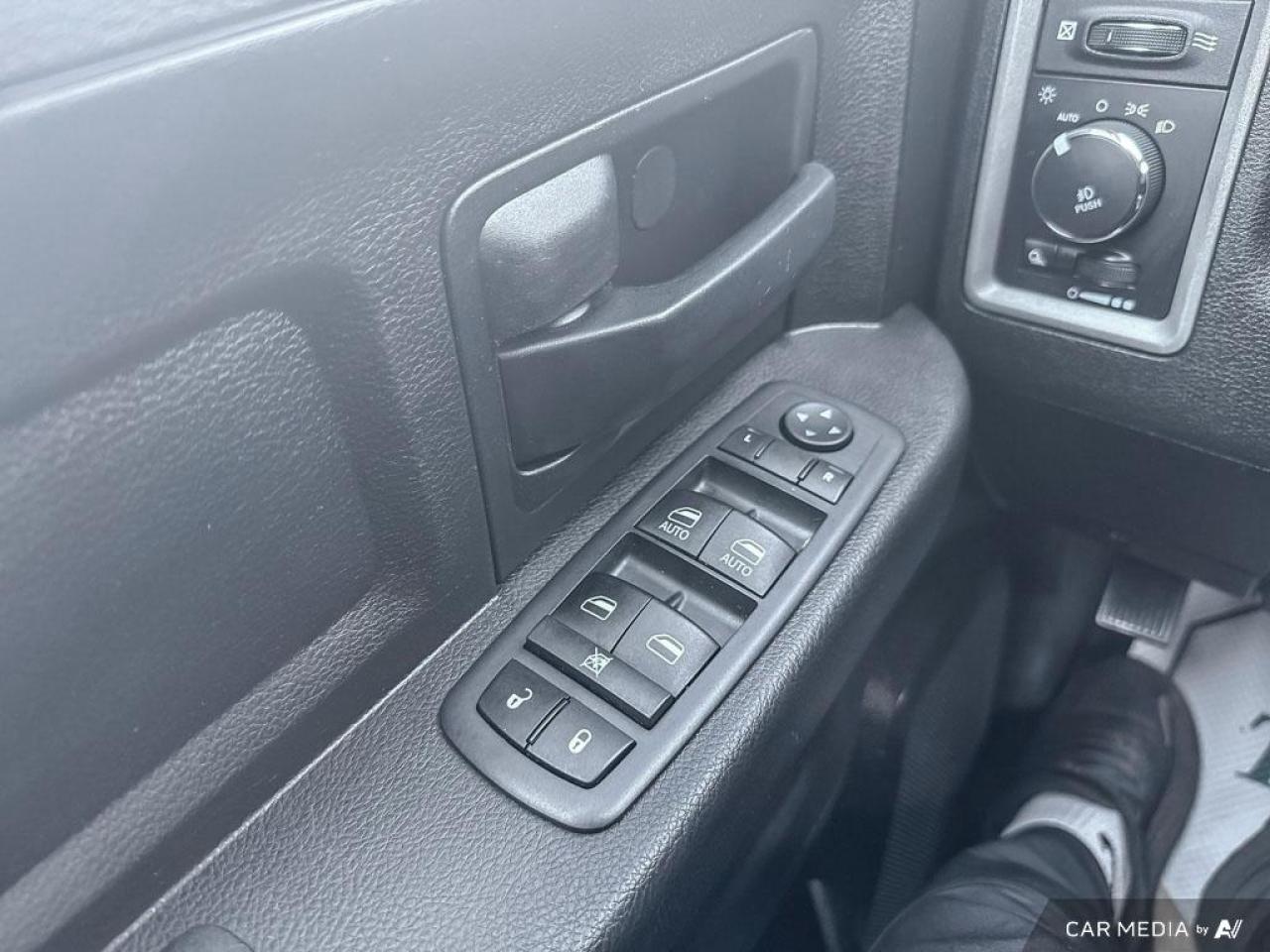 2019 RAM 1500 Classic EXPRESS / 4X4 / CREW CAB / 5.7L HEMI - Photo #12