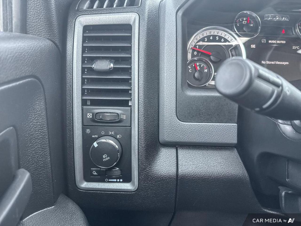 2019 RAM 1500 Classic EXPRESS / 4X4 / CREW CAB / 5.7L HEMI - Photo #13