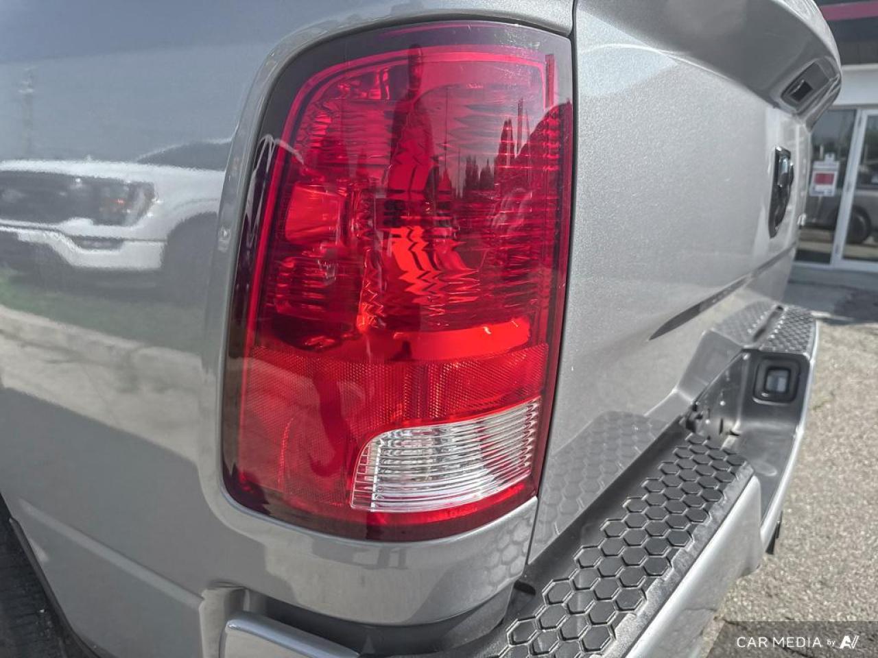 2019 RAM 1500 Classic EXPRESS / 4X4 / CREW CAB / 5.7L HEMI - Photo #7
