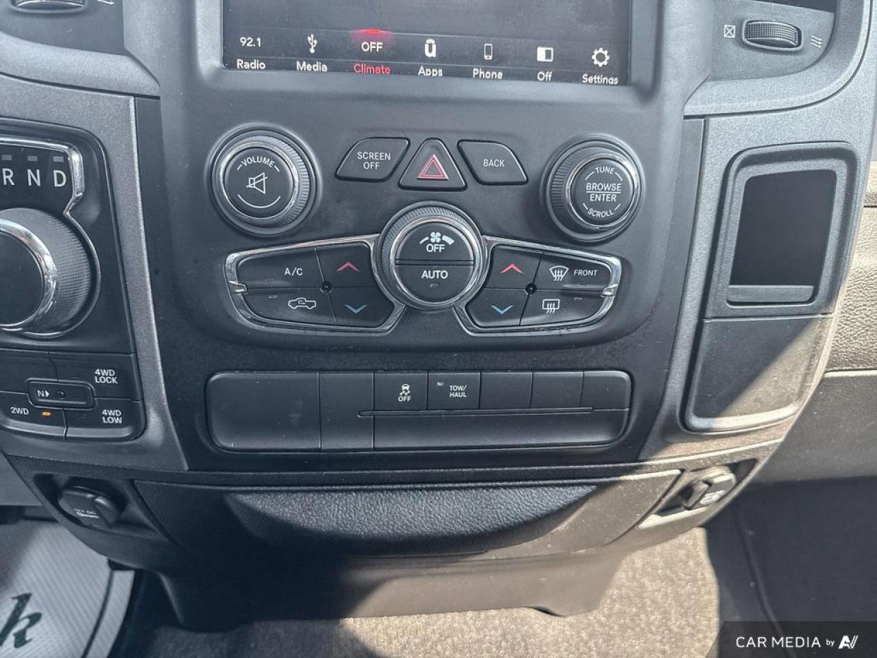 2019 RAM 1500 Classic EXPRESS / 4X4 / CREW CAB / 5.7L HEMI - Photo #16