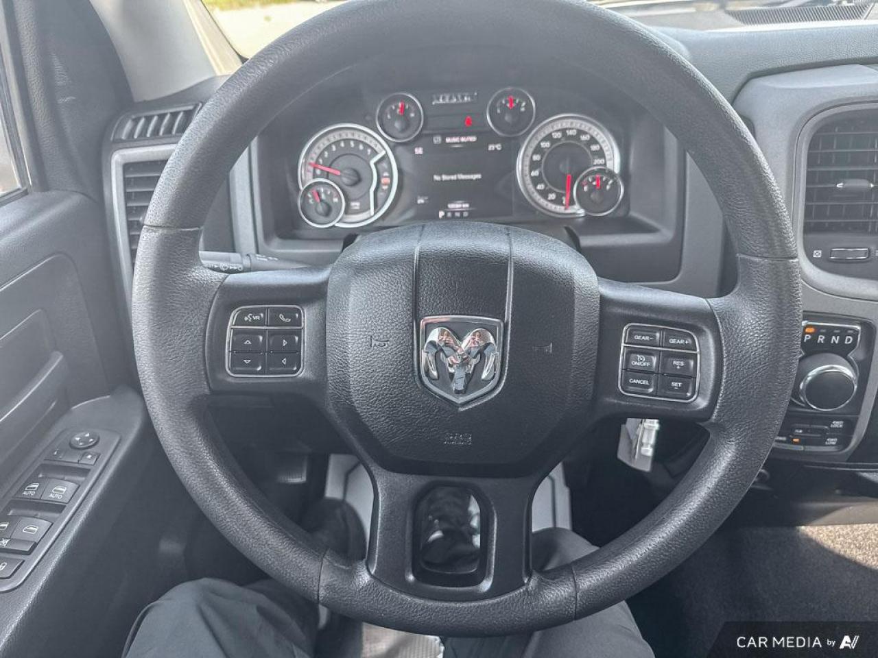 2019 RAM 1500 Classic EXPRESS / 4X4 / CREW CAB / 5.7L HEMI - Photo #18