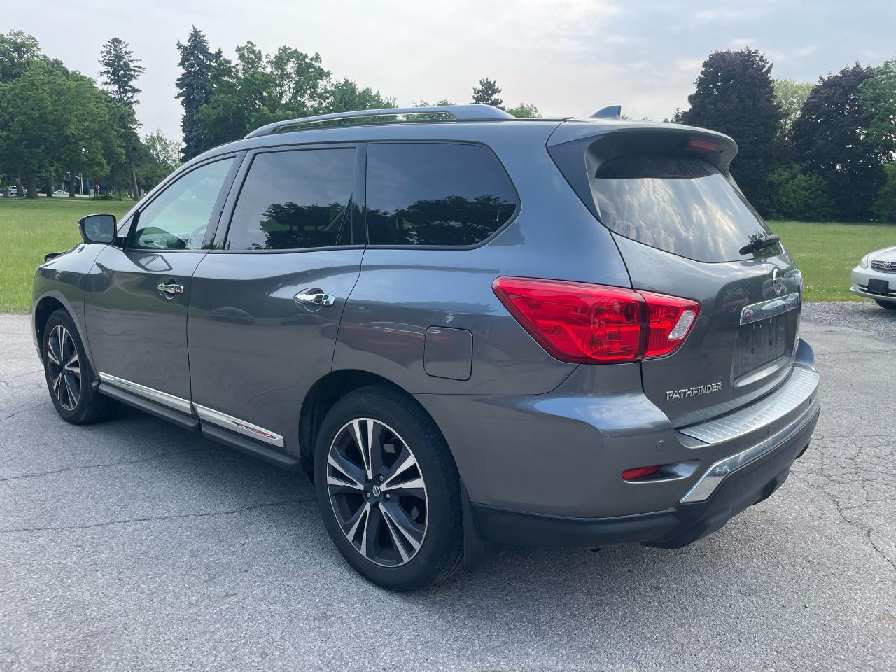 2019 Nissan Pathfinder Platinum - Photo #4