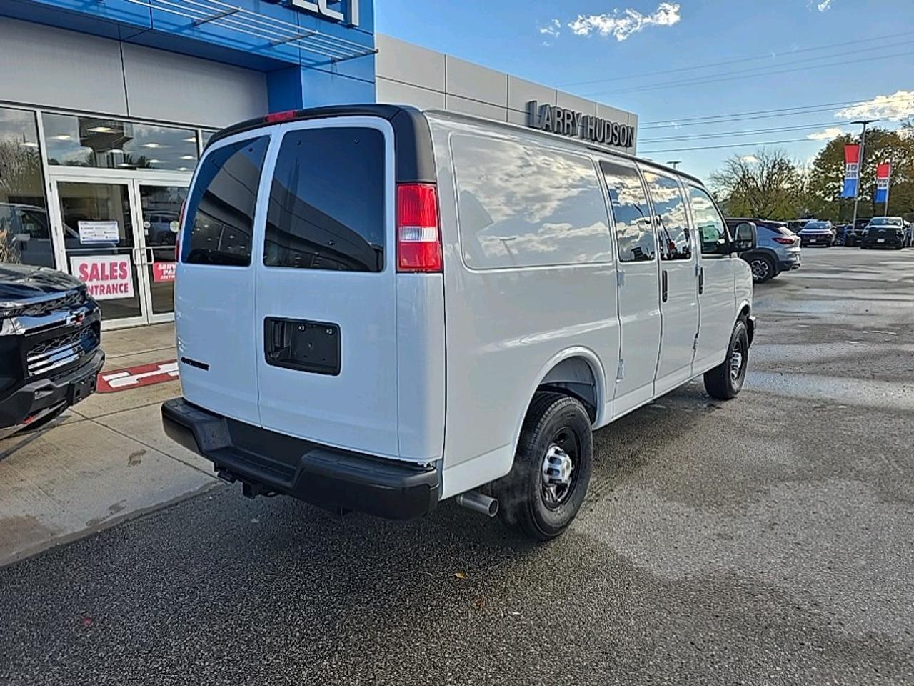 2025 Chevrolet Express 2500 Work Van Photo2