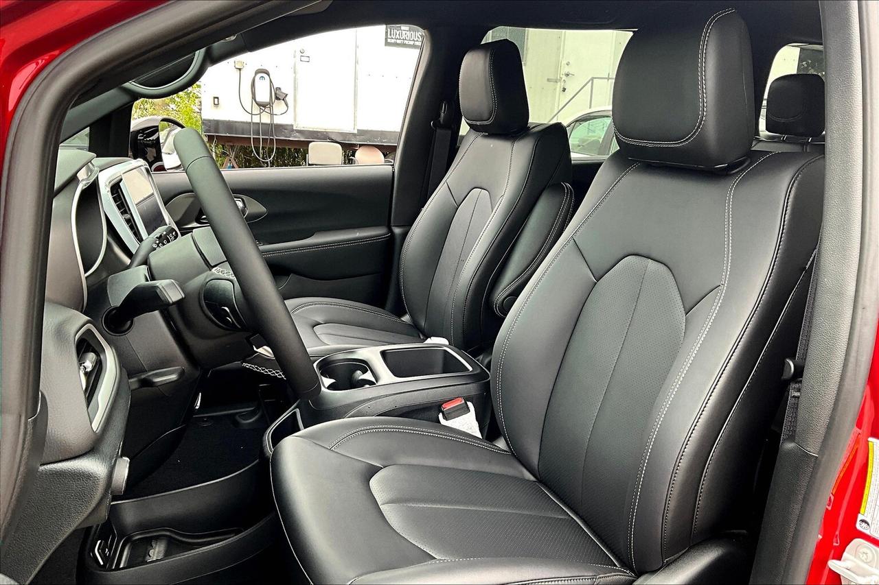 2025 Dodge Grand Caravan SXT | 10.1" Touch Screen | Leather | DEMO | SAVE Photo