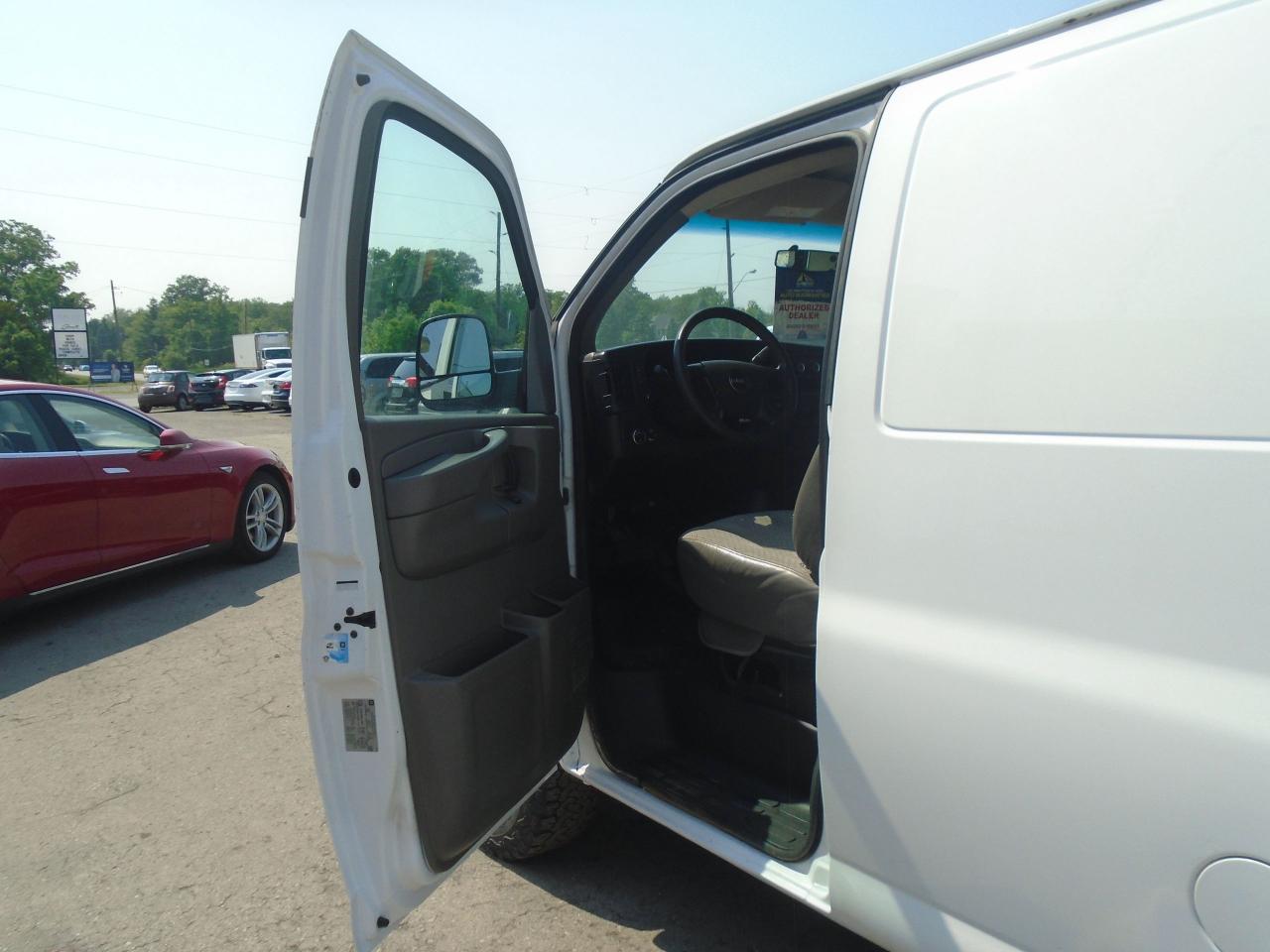 2015 GMC Savana Cargo Van RWD 2500 135 - Photo #9