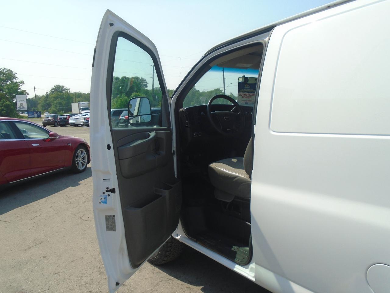 2015 GMC Savana Cargo Van RWD 2500 135 - Photo #9