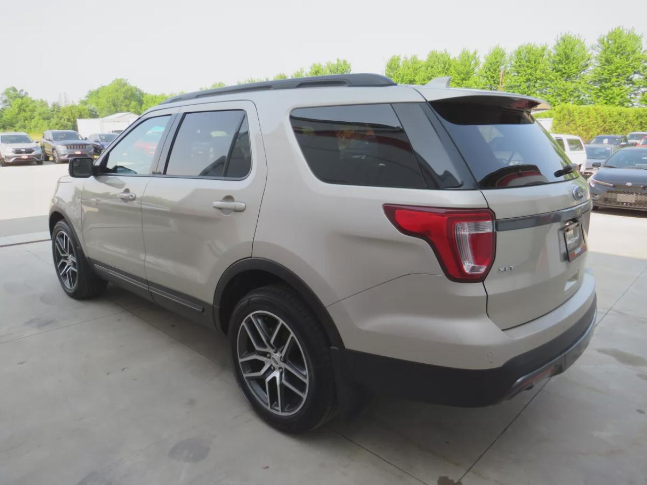2017 Ford Explorer XLT (**LOW KM!!**CLEAN TITLE/NO ACCIDENTS!!**SAFETY/CERTIFIED!!**4WD**REMOTE START**NAVIGATION**ALLOY RIMS**DUAL CLIMATE CONTROL**REVERSE CAMERA**LEATHER TRIM**PUSH BUTTON START**POWER SEATS**HEATED SEATS**DIGITAL TOUCHSCREEN**HEATED SEATS**BLUETOOTH**CRU Photo