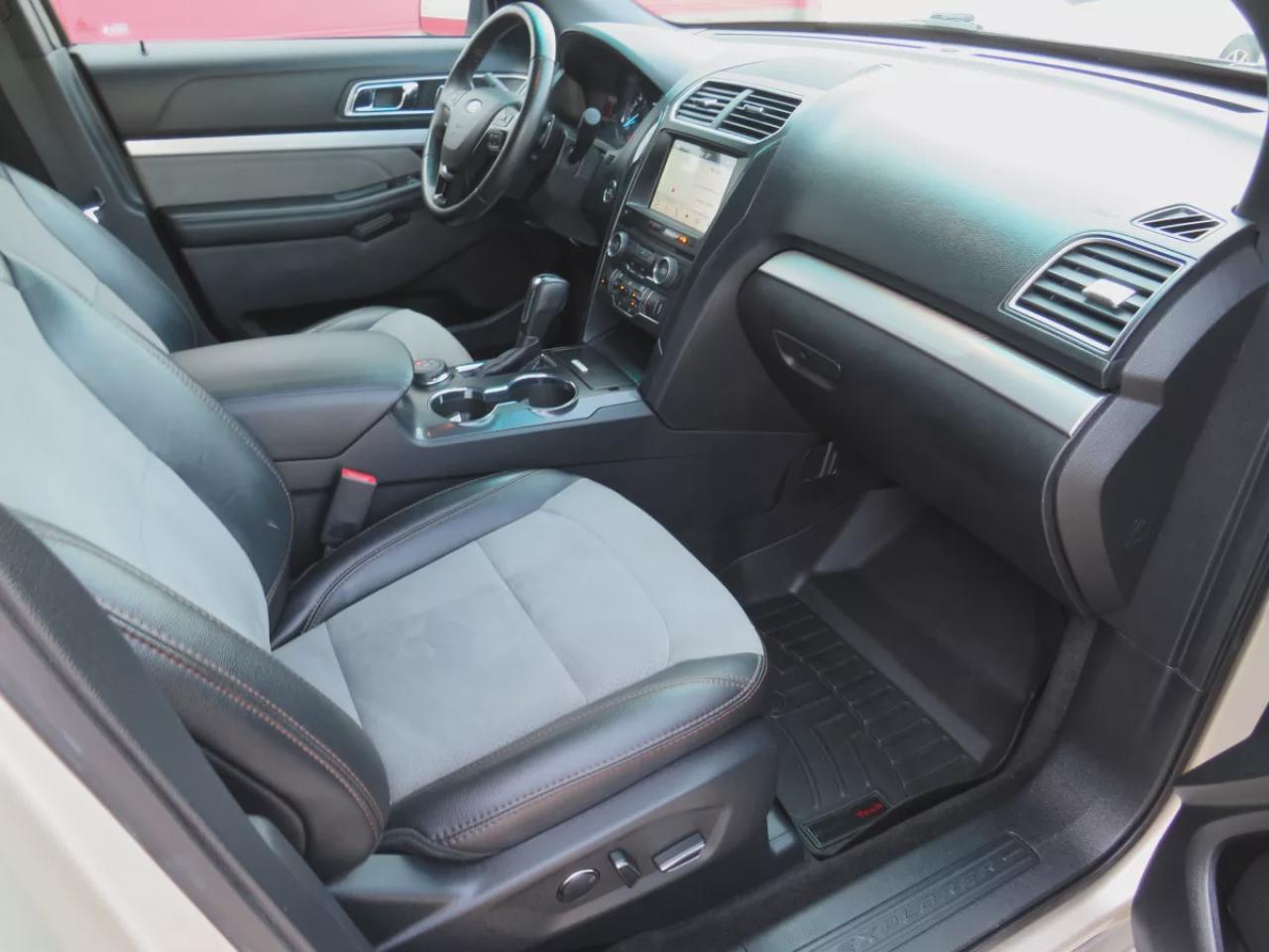 2017 Ford Explorer XLT (**LOW KM!!**CLEAN TITLE/NO ACCIDENTS!!**SAFETY/CERTIFIED!!**4WD**REMOTE START**NAVIGATION**ALLOY RIMS**DUAL CLIMATE CONTROL**REVERSE CAMERA**LEATHER TRIM**PUSH BUTTON START**POWER SEATS**HEATED SEATS**DIGITAL TOUCHSCREEN**HEATED SEATS**BLUETOOTH**CRU Photo