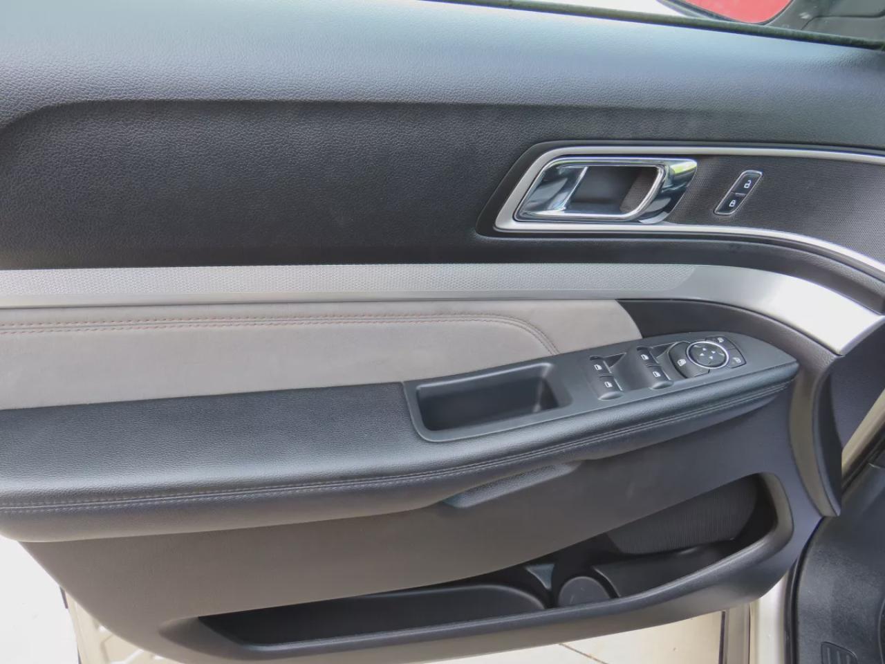 2017 Ford Explorer XLT (**LOW KM!!**CLEAN TITLE/NO ACCIDENTS!!**SAFETY/CERTIFIED!!**4WD**REMOTE START**NAVIGATION**ALLOY RIMS**DUAL CLIMATE CONTROL**REVERSE CAMERA**LEATHER TRIM**PUSH BUTTON START**POWER SEATS**HEATED SEATS**DIGITAL TOUCHSCREEN**HEATED SEATS**BLUETOOTH**CRU Photo