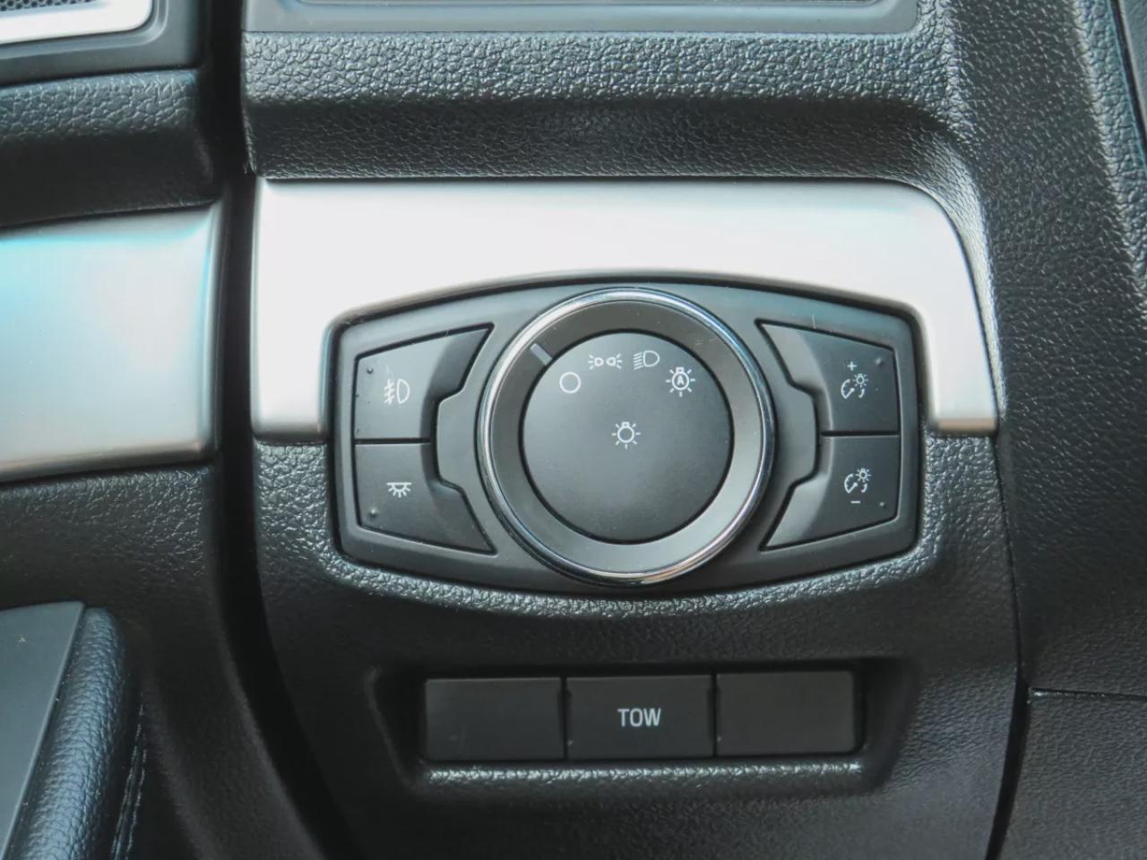 2017 Ford Explorer XLT (**LOW KM!!**CLEAN TITLE/NO ACCIDENTS!!**SAFETY/CERTIFIED!!**4WD**REMOTE START**NAVIGATION**ALLOY RIMS**DUAL CLIMATE CONTROL**REVERSE CAMERA**LEATHER TRIM**PUSH BUTTON START**POWER SEATS**HEATED SEATS**DIGITAL TOUCHSCREEN**HEATED SEATS**BLUETOOTH**CRU Photo