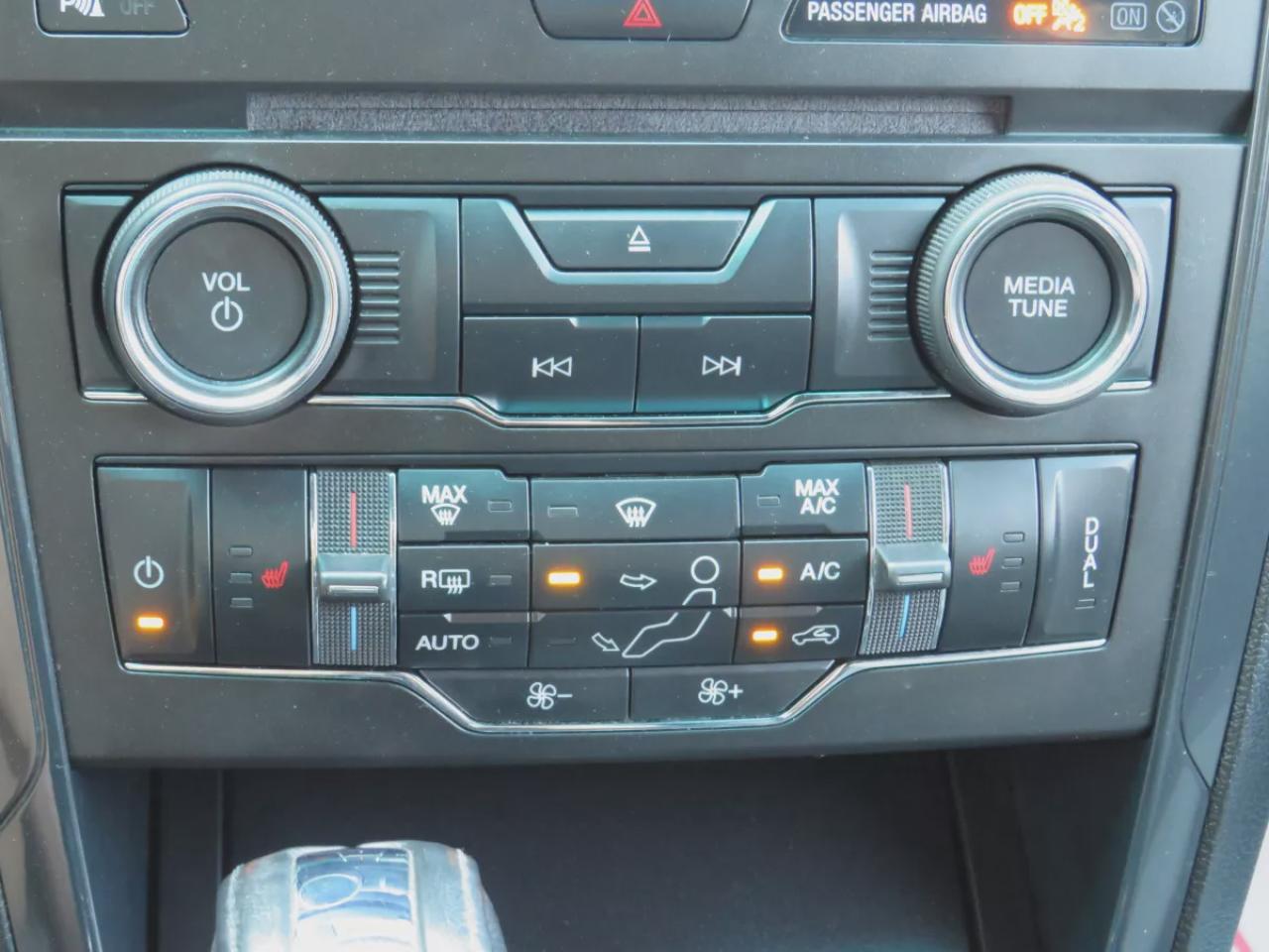 2017 Ford Explorer XLT (**LOW KM!!**CLEAN TITLE/NO ACCIDENTS!!**SAFETY/CERTIFIED!!**4WD**REMOTE START**NAVIGATION**ALLOY RIMS**DUAL CLIMATE CONTROL**REVERSE CAMERA**LEATHER TRIM**PUSH BUTTON START**POWER SEATS**HEATED SEATS**DIGITAL TOUCHSCREEN**HEATED SEATS**BLUETOOTH**CRU Photo