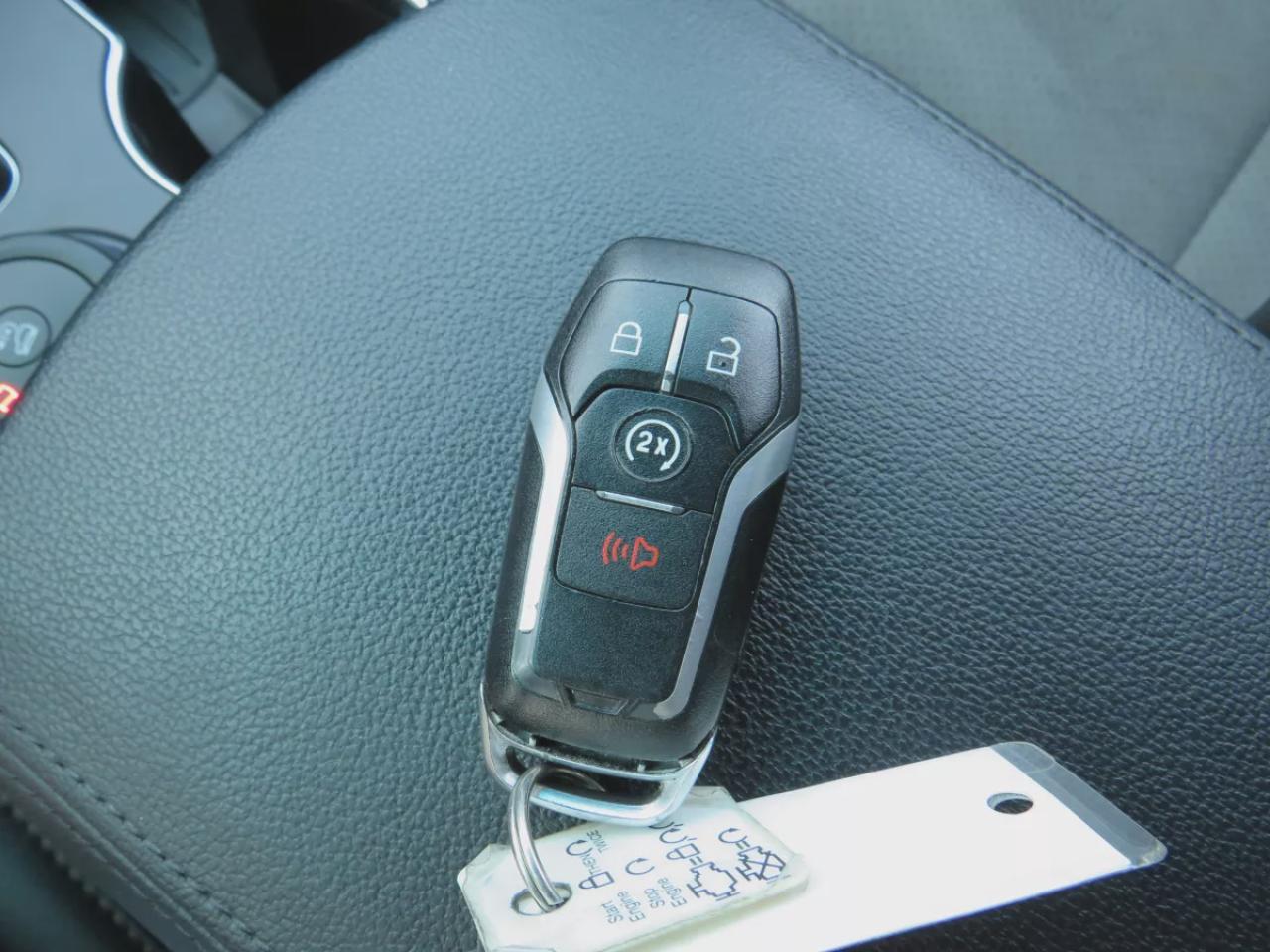 2017 Ford Explorer XLT (**LOW KM!!**CLEAN TITLE/NO ACCIDENTS!!**SAFETY/CERTIFIED!!**4WD**REMOTE START**NAVIGATION**ALLOY RIMS**DUAL CLIMATE CONTROL**REVERSE CAMERA**LEATHER TRIM**PUSH BUTTON START**POWER SEATS**HEATED SEATS**DIGITAL TOUCHSCREEN**HEATED SEATS**BLUETOOTH**CRU Photo