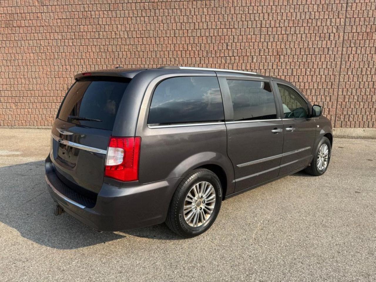 2014 Chrysler Town & Country Touring-L| CLEAN CARFAX | 30TH ANNIVERSARY | BIG SCREEN | NAVI | REMOTE STARTER | ALL POWER OPTIONS | LEATHER | - Photo #6