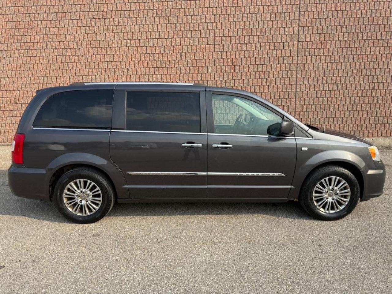 2014 Chrysler Town & Country Touring-L| CLEAN CARFAX | 30TH ANNIVERSARY | BIG SCREEN | NAVI | REMOTE STARTER | ALL POWER OPTIONS | LEATHER | - Photo #7