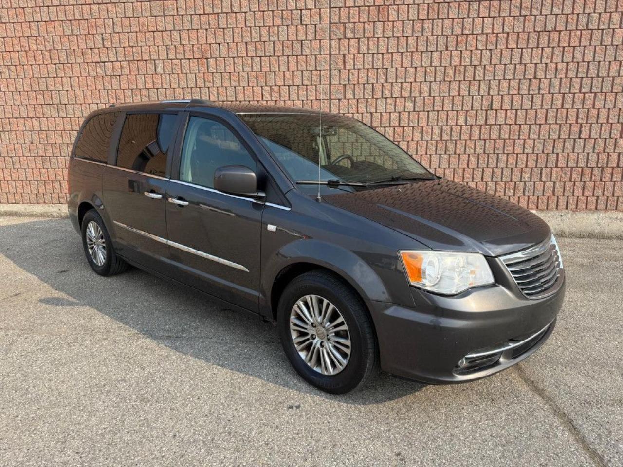 2014 Chrysler Town & Country Touring-L| CLEAN CARFAX | 30TH ANNIVERSARY | BIG SCREEN | NAVI | REMOTE STARTER | ALL POWER OPTIONS | LEATHER | - Photo #9