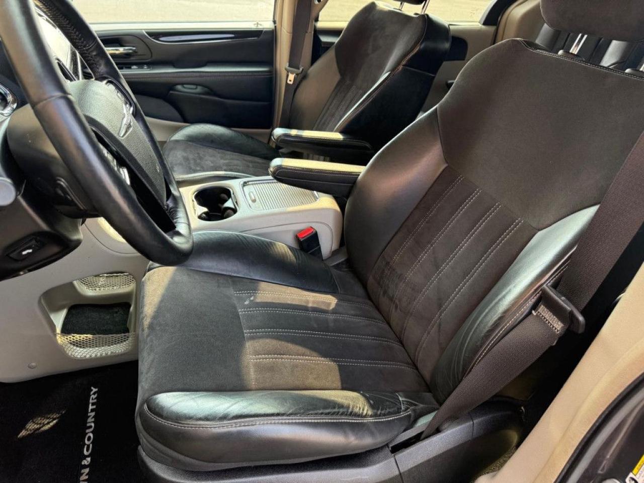 2014 Chrysler Town & Country Touring-L| CLEAN CARFAX | 30TH ANNIVERSARY | BIG SCREEN | NAVI | REMOTE STARTER | ALL POWER OPTIONS | LEATHER | - Photo #19