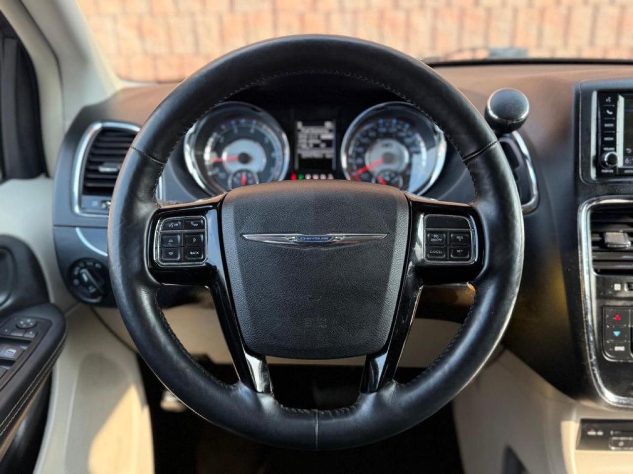 2014 Chrysler Town & Country Touring-L| CLEAN CARFAX | 30TH ANNIVERSARY | BIG SCREEN | NAVI | REMOTE STARTER | ALL POWER OPTIONS | LEATHER | - Photo #16