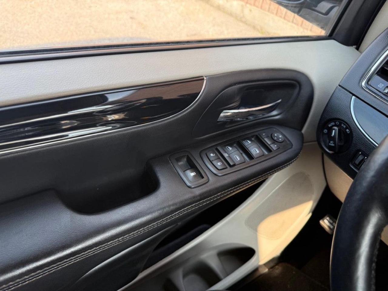 2014 Chrysler Town & Country Touring-L| CLEAN CARFAX | 30TH ANNIVERSARY | BIG SCREEN | NAVI | REMOTE STARTER | ALL POWER OPTIONS | LEATHER | - Photo #34